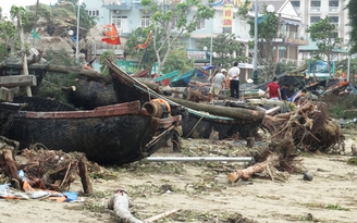 Vùng biển Thanh Hóa tan hoang, nhiều bản miền núi bị cô lập sau bão số 10