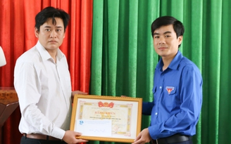 Tặng bằng khen cho thanh niên dũng cảm cứu người nhảy cầu tự tử