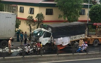 Xe tải tông container đậu bên đường, 1 người chết, 1 người trọng thương