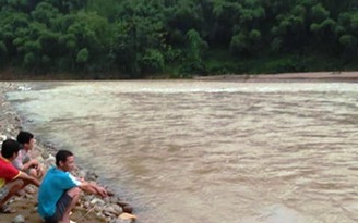 Hơn 100 người tìm kiếm bé gái 4 tuổi bị ngã xuống sông