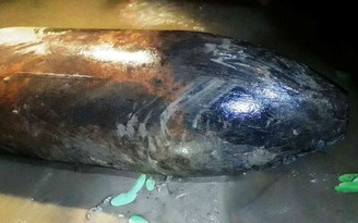 Phát hiện quả bom dài hơn 1 m dưới suối ở Thanh Hóa