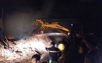 Xưởng gỗ nằm gần cây xăng bốc cháy dữ dội trong đêm