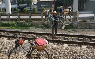 'Chê' cầu đi bộ, dân... chui rào chắn băng qua đường sắt