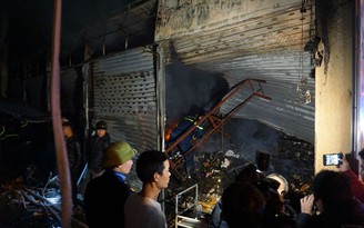 Cháy lớn tại chợ đầu mối lớn nhất Thanh Hóa, 10 ki ốt bị thiêu rụi