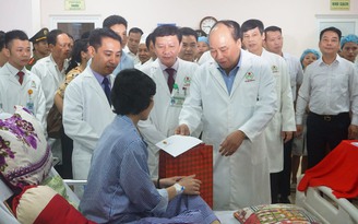 Thủ tướng Nguyễn Xuân Phúc kéo băng khánh thành Bệnh viện ung bướu Thanh Hóa