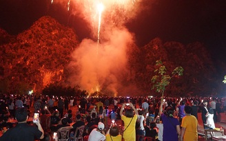 Hàng ngàn người hào hứng xem bắn pháo hoa ở tỉnh Ninh Bình