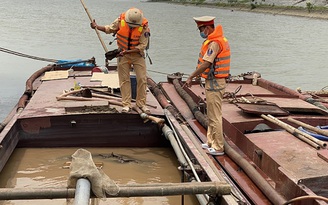 Bắt quả tang 4 tàu vỏ sắt hút cát trái phép trên sông Đáy