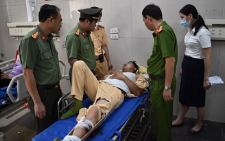 Ninh Bình: Ngăn chặn người chạy xe máy vượt đèn đỏ, một CSGT bị tông gãy chân
