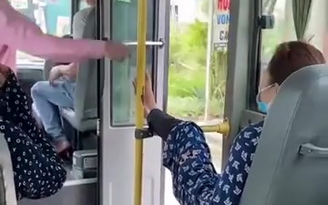 Vụ nữ hành khách ngang ngược gác chân trên xe buýt: Có quyền từ chối phục vụ