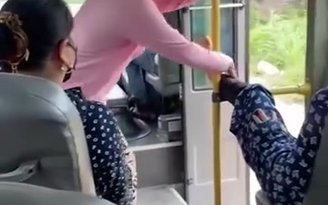 Nữ hành khách ngang ngược gác chân trên xe buýt còn thách thức: 'Chả ảnh hưởng ai!'`