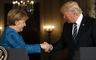 Rò rỉ thông tin ông Trump đưa bà Merkel hóa đơn ghi nợ tính nhầm
