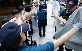 Phụ nữ Hàn Quốc biểu tình ngực trần phản đối Facebook