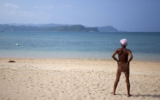 Người đàn ông trần truồng ẩn cư trên đảo bị đưa về lại thế giới 'văn minh'