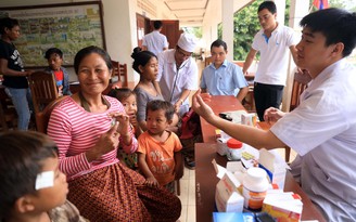 Bác sĩ quân y Việt Nam trực chiến chữa bệnh cho người dân vùng vỡ đập