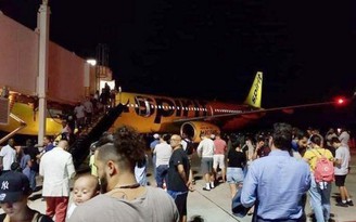 Máy bay chở 220 người hạ cánh khẩn cấp vì hành khách… hôi chân