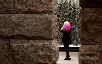 Nữ sinh bị đuổi học vì nhuộm tóc hồng