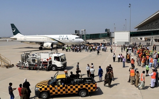 Pakistan sa thải phi công xài bằng giả