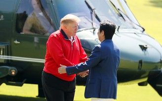 Tổng thống Trump chơi golf, xem sumo với Thủ tướng Abe