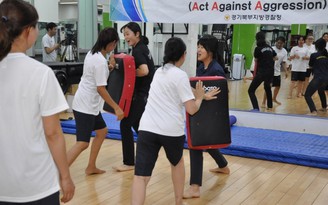 Sau vụ chồng Hàn đánh vợ Việt, cảnh sát Hàn Quốc dạy võ cho cô dâu nước ngoài