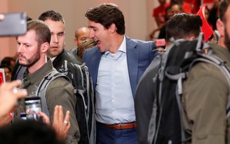 Vì sao Thủ tướng Trudeau mặc áo chống đạn đi vận động cử tri?