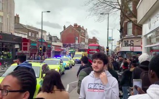 Cảnh sát bắn hạ nghi phạm đâm dao ở London