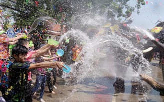 Thái Lan hoãn lễ hội té nước Songkran vì COVID-19