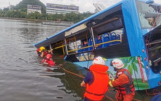Xe buýt chở thí sinh lao xuống hồ ở Trung Quốc, ít nhất 21 người thiệt mạng