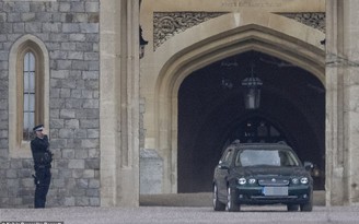 Nữ hoàng Anh tự lái xe đi dạo trước đám tang phu quân