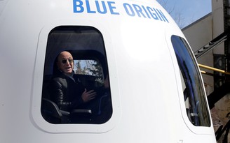 Nhiều người muốn tỉ phú Bezos 'hết đường về trái đất' sau khi bay lên vũ trụ