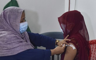 Bangladesh tiêm vắc xin cho gái mại dâm để vực dậy mảng nhà thổ
