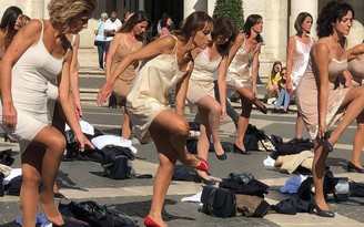 Hàng chục nữ tiếp viên hàng không Ý cởi đồ để biểu tình