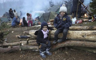 Những trẻ em suốt đêm ở ngoài trời lạnh giá tại biên giới Belarus - Ba Lan