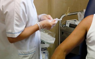 Đem cánh tay silicon đi tiêm vắc xin Covid-19 để lấy giấy chứng nhận