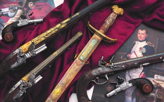 Gươm, súng của Hoàng đế Napoleon bán giá gần 2,9 triệu USD