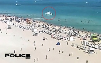 Phi công xoay xở khi trực thăng rơi xuống bãi biển đông người