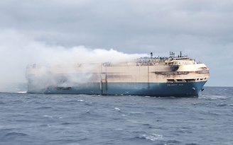 Chìm tàu chở hàng ngàn siêu xe trên biển