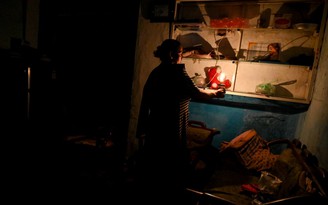 Sri Lanka cúp điện kéo dài, chìm trong khủng hoảng kinh tế