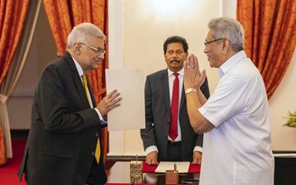 Sri Lanka có thủ tướng mới, cựu thủ tướng bị cấm xuất cảnh