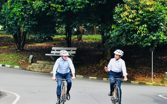 Thủ tướng Úc và Tổng thống Indonesia cùng đạp xe củng cố mối quan hệ