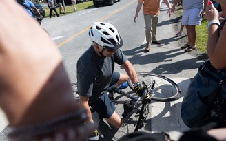 Tổng thống Mỹ Joe Biden bị ngã khi đi xe đạp