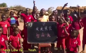 Một người Trung Quốc bị bắt vì dụ dỗ trẻ em Malawi tự nhận là ‘quái vật IQ thấp’