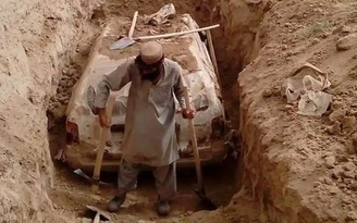Taliban khai quật xe của thủ lĩnh sáng lập