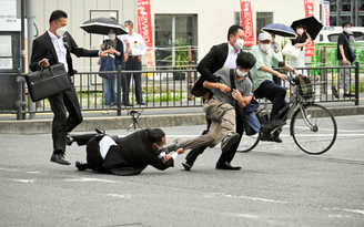 CHÙM ẢNH: Cựu Thủ tướng Shinzo Abe bị bắn, nghi phạm bị bắt tại hiện trường