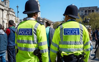 Cảnh sát London lột đồ hàng trăm trẻ em để khám xét