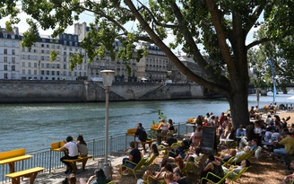 Du khách Mỹ bị hiếp dâm trong nhà vệ sinh công cộng ở Paris