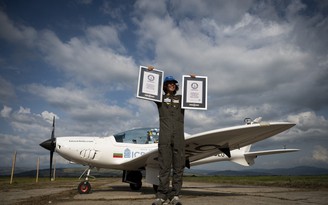 Một mình bay vòng quanh thế giới, chàng trai 17 tuổi phá kỷ lục của chị