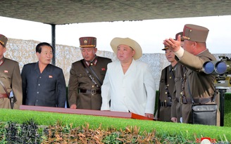 Triều Tiên công bố loạt ảnh ông Kim Jong-un thị sát phóng tên lửa, diễn tập quân sự