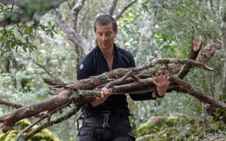 Chuyên gia sinh tồn Bear Grylls vượt thử thách ở Ukraine?