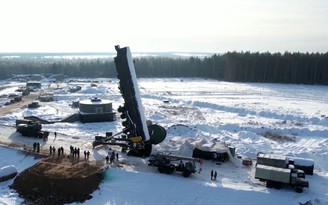 Nga lắp đặt tên lửa đạn đạo liên lục địa vào bệ phóng