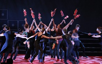 Những vũ công Ukraine miệt mài trên sàn tập